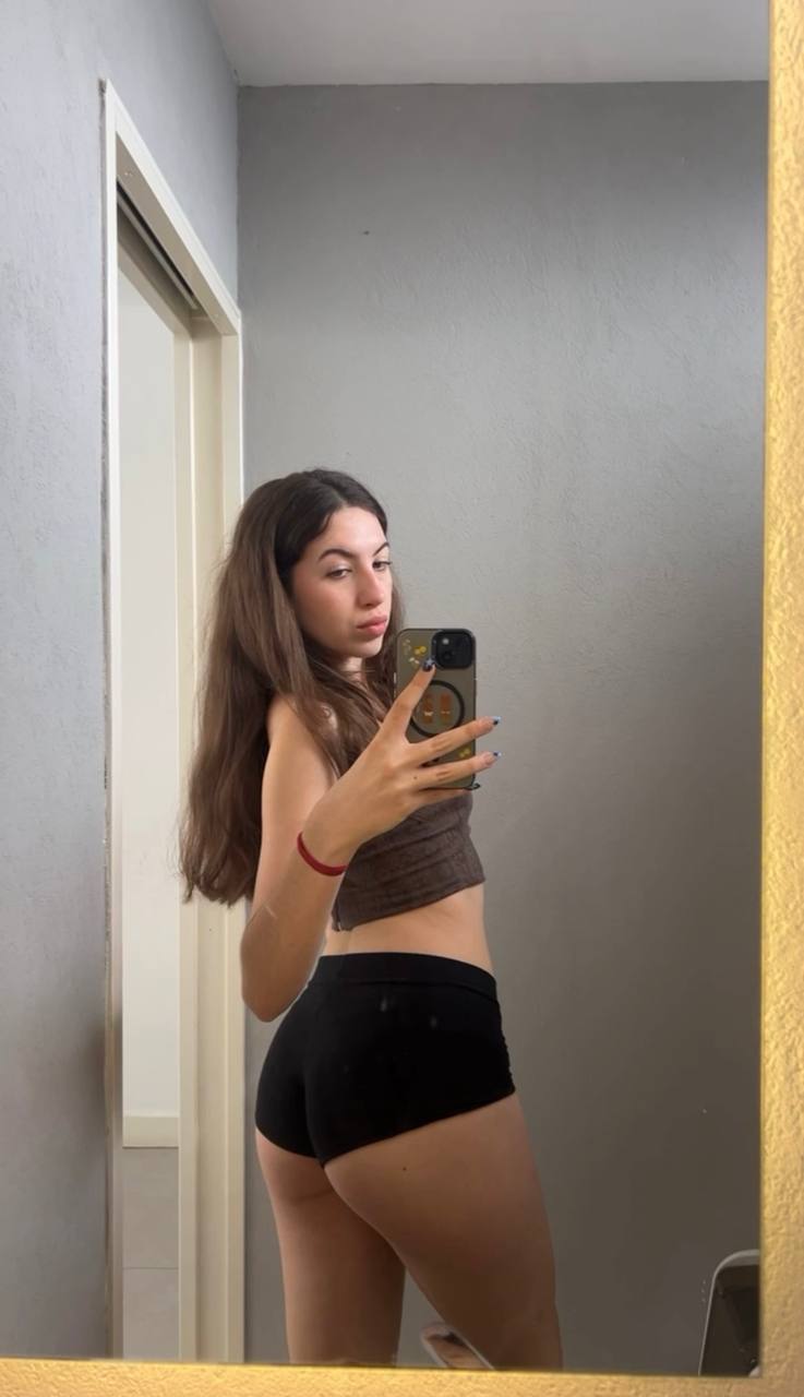 Amber in her underwear in Bakoor